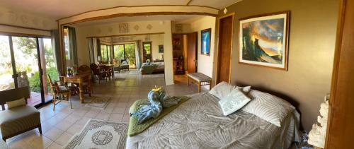 HueloMaui Eco Retreat的一间卧室设有一张床和一间客厅。