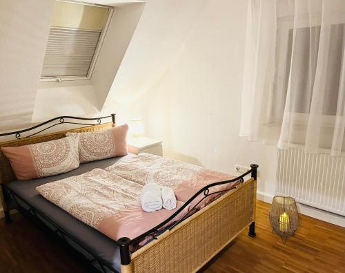 梅肯博伊伦SEEMOMENTE nahe Messe, Spieleland, Friedrichshafen的一间卧室,床上有两双白鞋