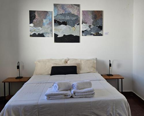 萨尔塔La Merced的一间卧室配有带毛巾的床