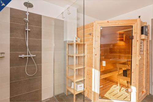 洛丁Ferienanlage Sonneninsel Haus Abendrot Erdgeschoss的浴室里设有玻璃门淋浴