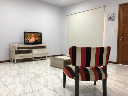 埃尔多拉多Argerich的客厅配有椅子和电视