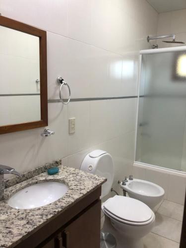 埃尔多拉多Argerich的浴室配有卫生间、盥洗盆和淋浴。