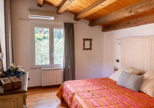 卡斯泰拉马莱Villa Antico Pozzo piscina privata SPA的一间卧室设有一张床和一个大窗户
