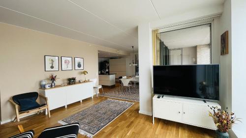 哥本哈根ApartmentInCopenhagen Apartment 1596的客厅配有大屏幕平面电视