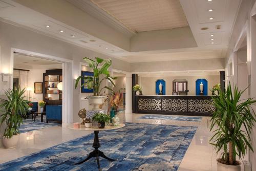 卡塔尼亚NH卡塔尼亚阿拉贡公园酒店的大堂设有盆栽和桌子