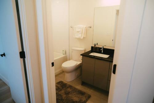 哈利法克斯NEW Stylish 2BR Condo with Views in North End的一间带卫生间、水槽和镜子的浴室