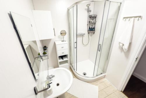 都柏林O'Connell Place的带淋浴和盥洗盆的白色浴室
