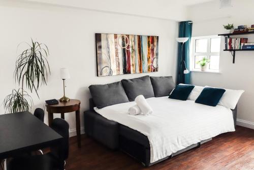 都柏林O'Connell Place的一间卧室配有一张床和一张沙发