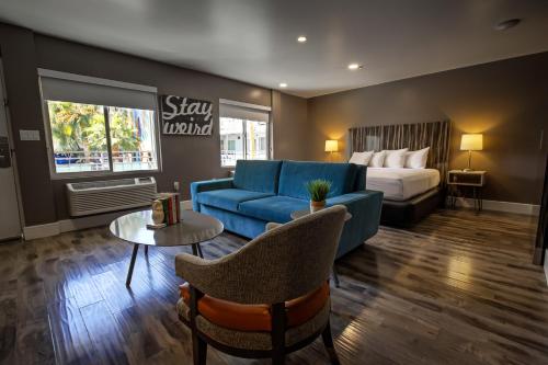 拉斯维加斯Oasis at Gold Spike - Adults Only的酒店客房配有蓝色的沙发和床。