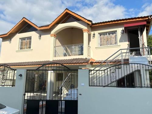 圣地亚哥洛斯卡巴Richie’s House En Licey Al Medio的前面有门的房子