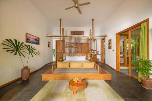富国富国绿湾Spa度假村的客厅配有床和桌子