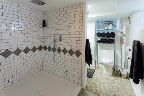 哥伦布Mike & Allen's Place on the Park_3的浴室设有白色瓷砖淋浴和卫生间