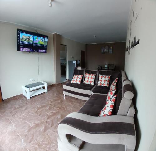 瓦努科DEPARTAMENTO AMOBLADO 4 Camas 3 habitaciones的客厅配有两张沙发和一台电视机