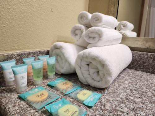 阿什福德尼斯科利旅馆的柜台上的一大堆毛巾和卫生纸