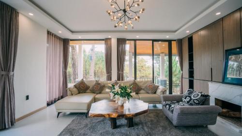 天城Kim Ngan Hills Resort Da Lat.的客厅配有沙发和桌子