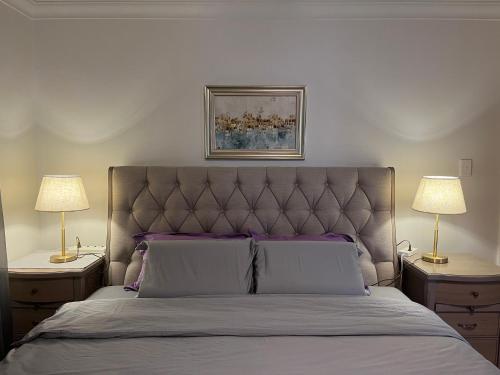 珀斯Applecross 2 Bedrooms by Swan River的一间卧室配有一张大床和两盏灯