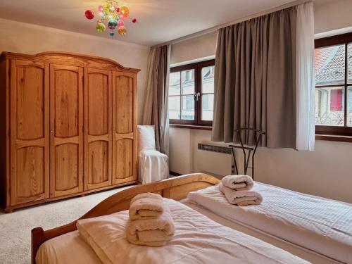朗根阿根Ferienwohnung Im Seepalais的一间卧室设有两张单人床和一个橱柜