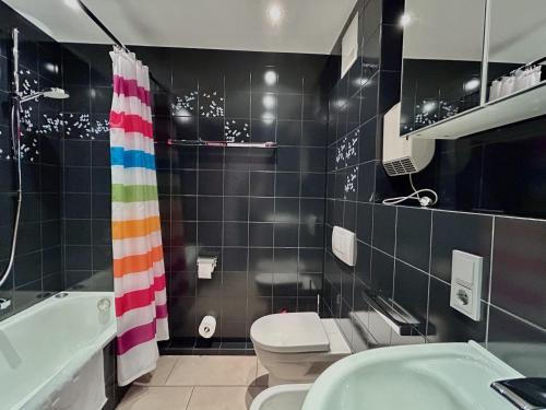 朗根阿根Ferienwohnung Im Seepalais的浴室配有卫生间、盥洗盆和浴缸。
