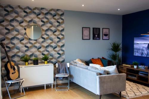 伦敦Cozy Urban Retreat in London的带沙发和镜子的客厅