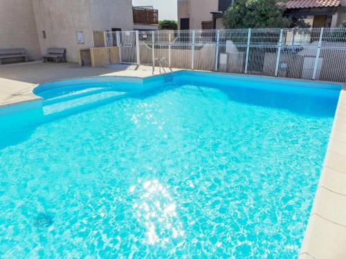纳博讷Guest House Yemanja的大楼里的一个大型蓝色游泳池