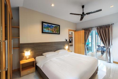 南芭堤雅Pattaya Private Villa - Pool,Sauna,Snooker,BBQ的卧室设有一张白色大床和一扇窗户。