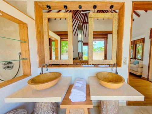 内布拉拉Eliana Resort And Spa的浴室设有2个水槽和2个镜子
