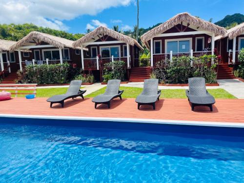 拉罗汤加Red Hibiscus Villas的一座带椅子的房屋和一座游泳池
