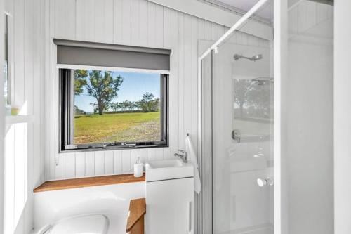 罗斯伯里Valley Escape的白色的浴室设有水槽和窗户。