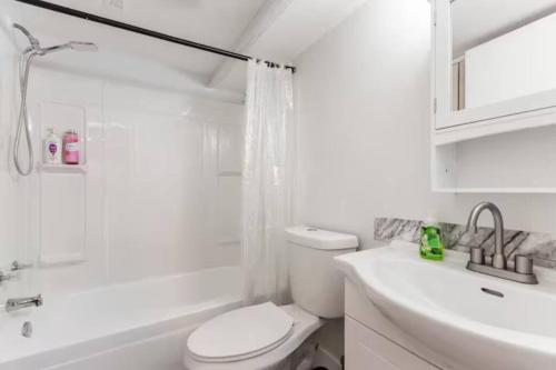 埃德蒙顿Cozy Furnished Room in Edmonton - Close to U of A的白色的浴室设有卫生间、浴缸和水槽。