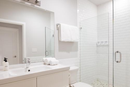 费城Sosuite at The Vine - Old City的白色的浴室设有水槽和淋浴。