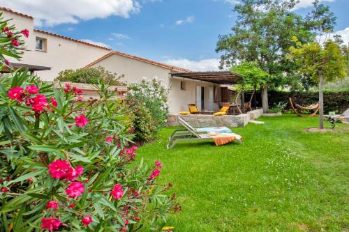 卡尔维Very warm villa "Acacia" with beautiful garden - 4 6 people的一座带粉红色花卉的院子