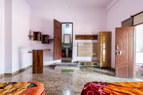 古尔冈Aravali hills resort的客房设有一张床和一间带镜子的浴室