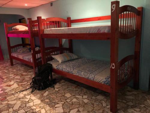 波托韦洛Hostal Portobelo的配有2张双层床的宿舍间配有1张床和1个枕头