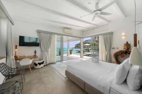 曾蒙海滩Villa Playa Samui的一间卧室配有一张床,享有海景