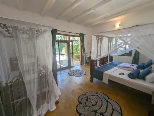 UtendeKivulini Lodge的一间卧室配有一张带蓝色枕头的天蓬床