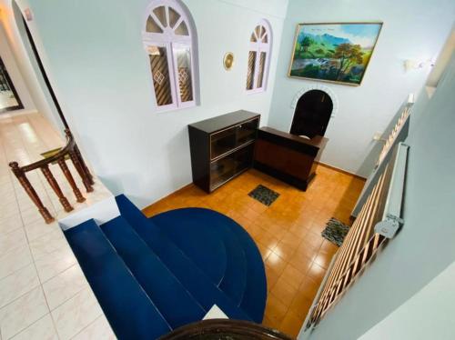 乌提BOB Leisure的客厅配有蓝色的沙发和书桌