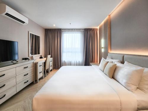 莎阿南FOX Hotel Glenmarie Shah Alam by The Ascott的酒店客房设有一张大床和一台电视。