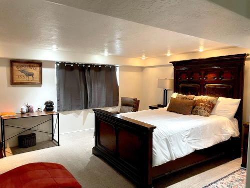 盐湖城Mountain View的一间卧室配有一张大床和一把椅子