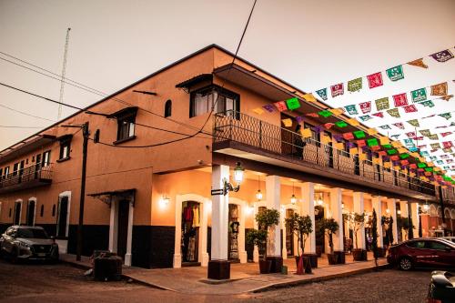 马斯科塔Copa de Oro Hotel Boutique的一面有旗帜的建筑