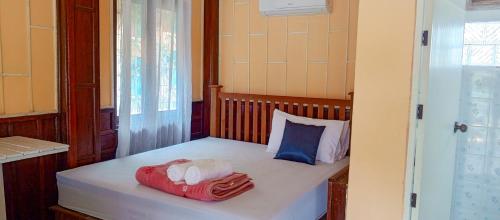 Muang KhôngBon Tai Oasis Bungalows的一间小卧室,配有带毛巾的床