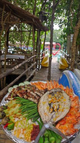 BolinaoVirgin River Resort and Recreation Spot的餐桌上的食品拼盘