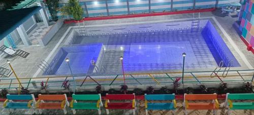 VenkatāpurHSV WONDER WORLD,FARM HOUSES的一个蓝色和红色的大型游泳池