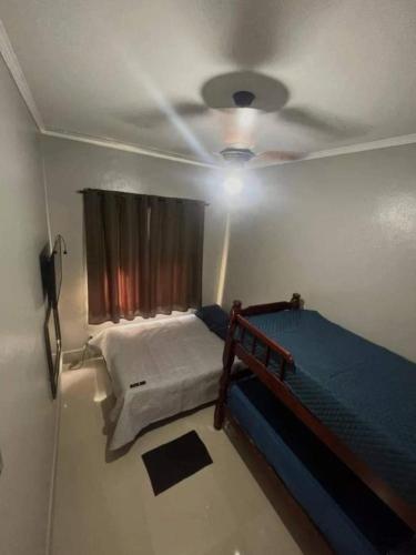 蒙加瓜Apartamento Praia de Mongaguá的一间卧室设有一张床和天花板
