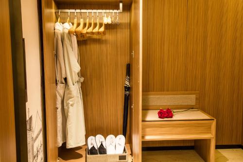 大连美丽豪大连高新万达广场星海酒店的衣柜里放着一双白鞋