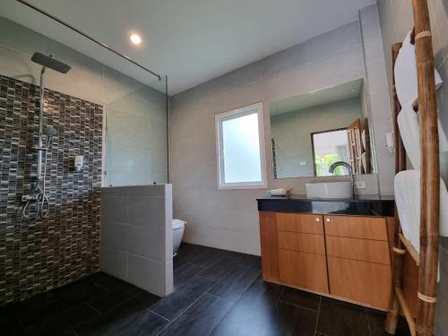 奥南海滩班拉勒别墅的带淋浴、盥洗盆和卫生间的浴室