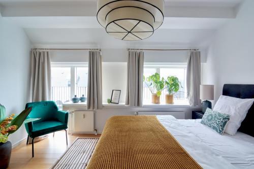 哥本哈根Penthouse-Nordic-Citycenter-Balcony的一间卧室配有一张床、一把椅子和窗户。