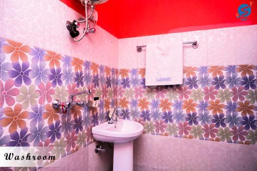 NamchiSAY Homes Grace的一间带水槽和卫生间的浴室