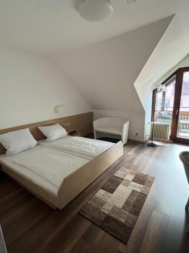 巴特维尔德巴德Hotel Sonne by Mastiff的一间卧室设有一张床和一个大窗户
