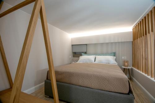 阿基欧斯尼古拉斯Mylos Modern Apartments,By Idealstay Experience的一间小卧室,卧室内配有一张床铺