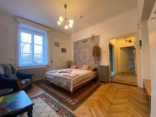 绍尔戈陶尔扬Tilia Ház的一间卧室设有一张床和一间客厅。